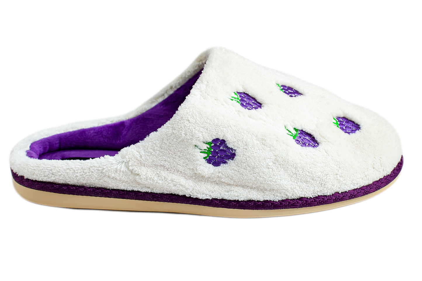 Дамски затворени чехли BELSTA от бяла махра с бродерия “плодове”/Women’s Closed BELSTA Slippers in White Terry with “Berry” Embroidery